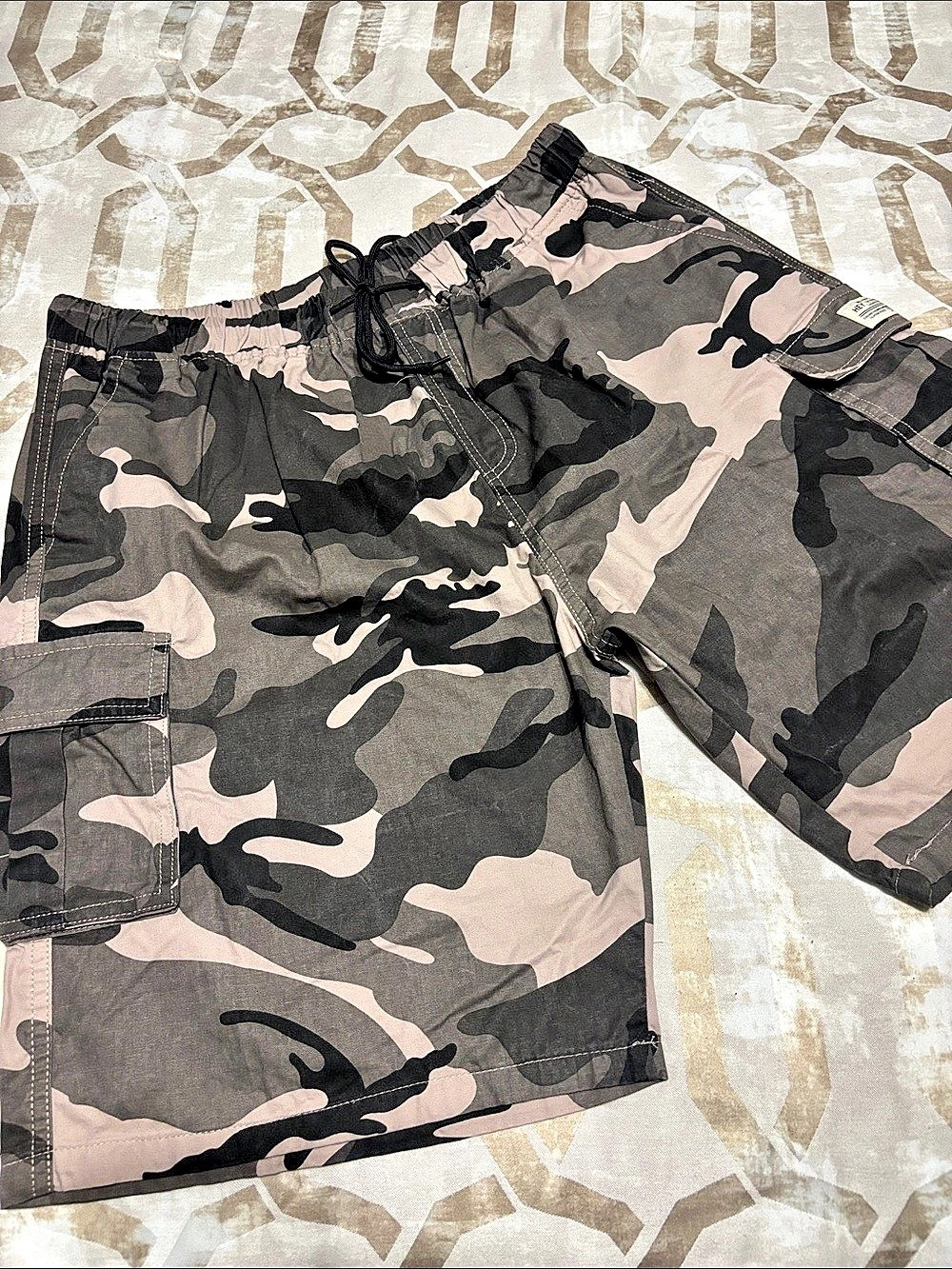 Hey 1980 Camo Cargo Shorts in Gray & Pink Size Medium